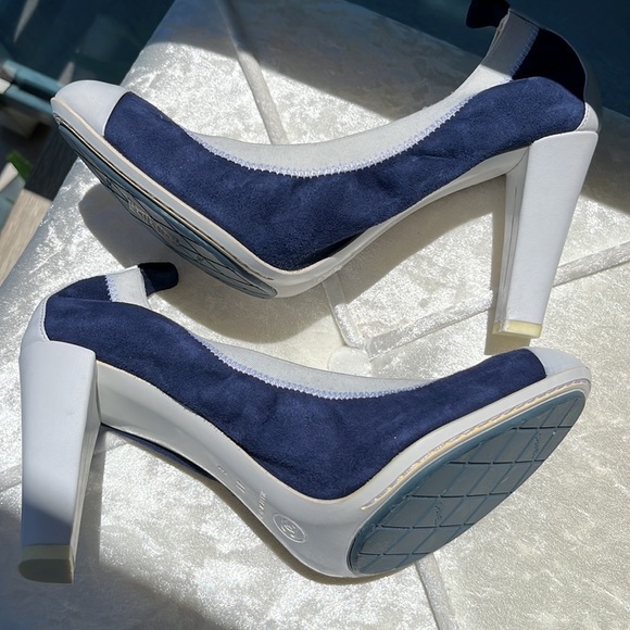 Authentic NWOB CHANEL Navy Blue Suede/White Leather Elastic Ballet Heels - Picture 14 of 16